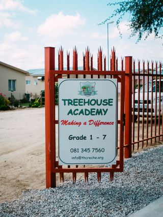 Schultor mit Schild der Treehouse Academy