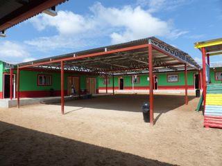 Fertiges Schulgelände mit Klassenzimmern und Spielplatz