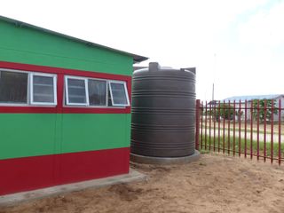 Wassertank hinter der Schule