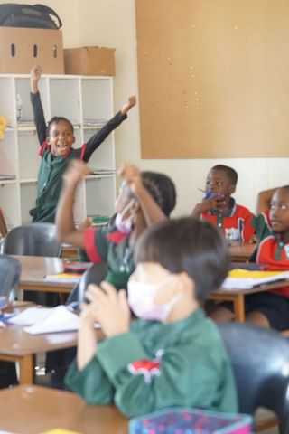 Schüler freuen sich im Klassenzimmer