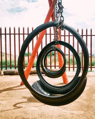 Spielplatz mit Reifenschaukeln