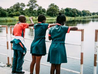 Schüler am Wasser