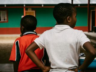 Schüler vor der Treehouse Academy