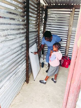 Kind beim Unterricht