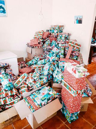 Paketstapel im Wohnzimmer von Familie Kühne